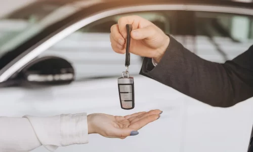 un-senior-se-voit-refuser-une-voiture-a-la-location-a-cause-de-son-age-ce-que-dit-vraiment-la-loi